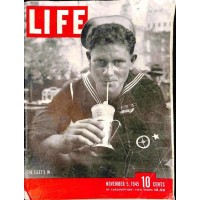 LIFE MAGAZINE NOVEMBER 5 1945 THE FLEET 'S IN USS PORTLAND - BJKID9TWA